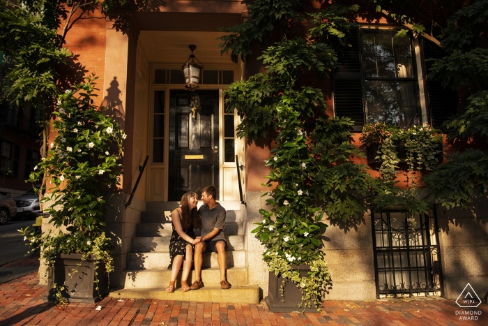 Fotos de noivado de Beacon Hill, Boston, Massachusetts - Casal nos degraus ao pôr do sol