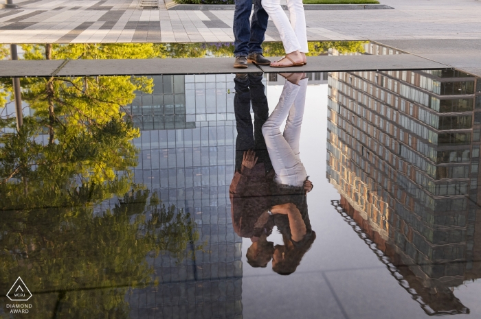 Foto door: <a href="https://www.wpja.com/photos/diamond-award-top-wedding-engagement-photographer/2549504"> Simi Rabinowitz - Somerville Massachusetts Betrokkenheidsfotograaf voor Seaport, Boston, Massachusetts - Weerspiegeling van kussende stellen