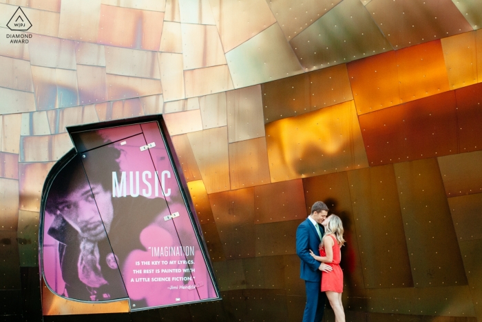 Fotografía de compromiso para Seattle, Washington - Retrato de una pareja de pie junto al edificio