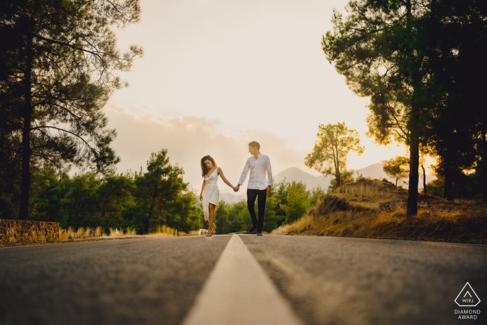 Photographe de fiançailles | Marcher sur la route à Chypre lors d'une séance photo avant le mariage