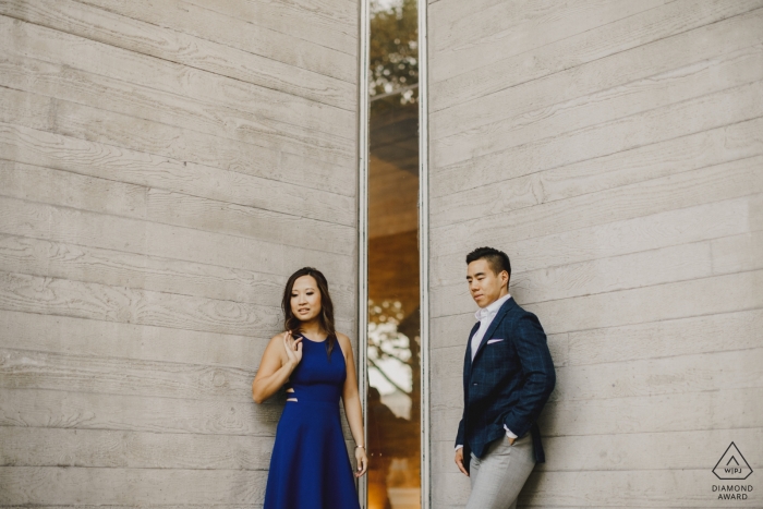 Fotografía de compromiso para Londres - Pareja de pie junto a una ventana