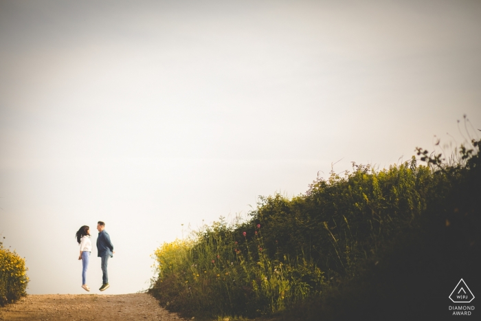 Fotógrafo de compromiso de Siracusa - El retrato contiene: pareja, pastos, naturaleza, sendero