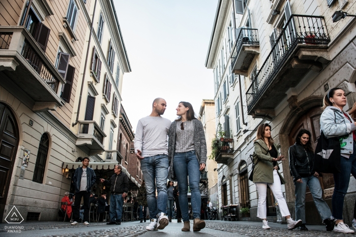 Foto: <a href="https://www.wpja.com/photos/diamond-award-top-wedding-engagement-photographer/2549916"> Massimiliano Beccati - Milano Milano Verlobungsfotografie für Mailand, Italien - Bild enthält: Stadt, Straße, Fußgänger, Gebäude, Paar, Verlobt, Gehen