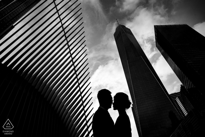 Zdjęcia zaręczynowe ze światowego centrum handlu - NYC Couple Silhouette