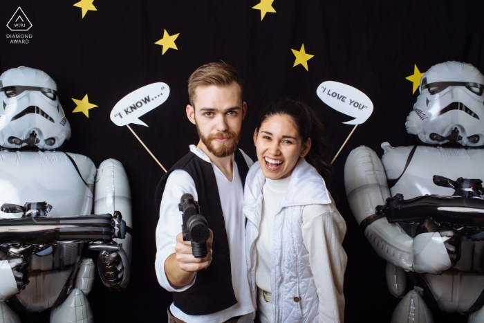 Fotógrafo de noivado para Washington - Em uma galáxia muito, muito longe ... Casal está noivo ao lado de Stormtroopers