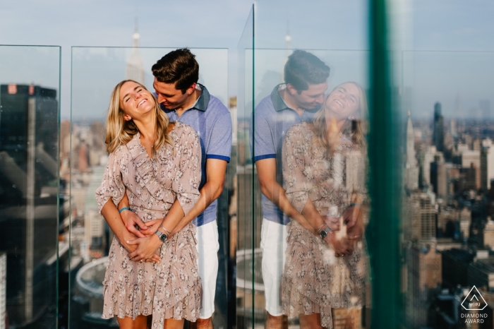Photo: <a href="https://www.wpja.com/photos/diamond-award-top-wedding-engagement-photographer/2551038"> Lukas Guillaume - Miami en Floride Portrait de fiançailles de New York, NY | Portrait de couple sur le toit avec la vue de Manhattan