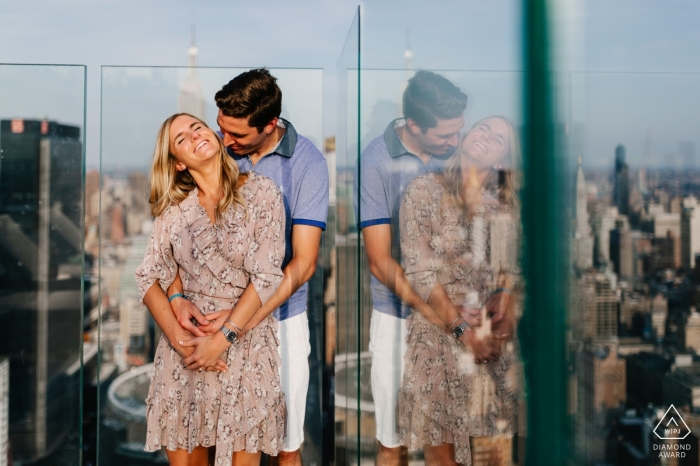 Verlobungsporträt aus New York City, NY | Paarporträt auf einer Dachterrasse mit Blick auf Manhattan