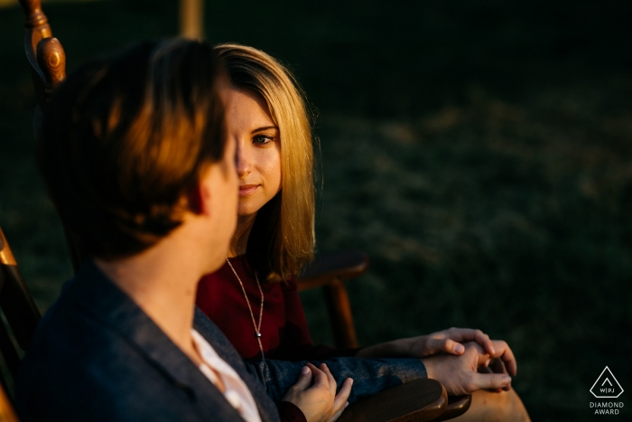 Verlobungsfotos vom Mason Neck State Park während des Sonnenuntergangs mit einem jungen Paar Verlobungsfotos vom Mason Neck State Park während des Sonnenuntergangs