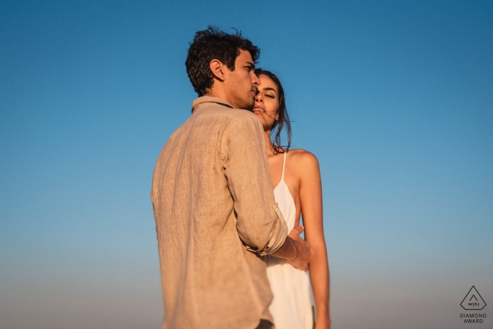 Fotógrafo de noivado na Barra da Tijuca - RJ - Brasil | Um momento íntimo de romance e namoro entre o casal.