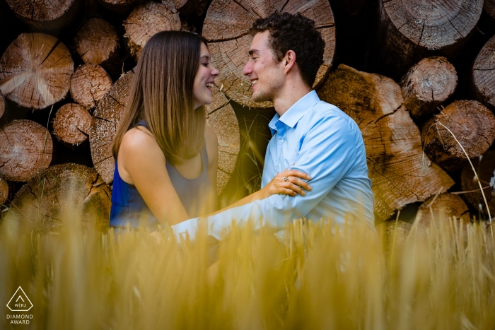 Photographe de fiançailles pour Altwarmbüchen Hannover | Le moment où le couple a oublié que nous étions là et a commencé à rire d'une blague privée