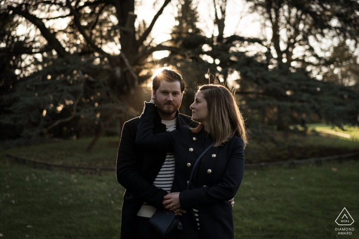 Compromiso Fotógrafo para Rennes, Francia - La imagen previa a la boda contiene: pareja, retrato, árboles, césped, parque