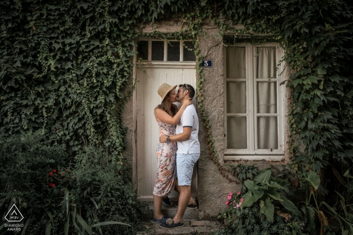 Fotografia zaręczynowa dla Angers, Francja - Portret przedślubny na werandzie z drzwiami i oknem