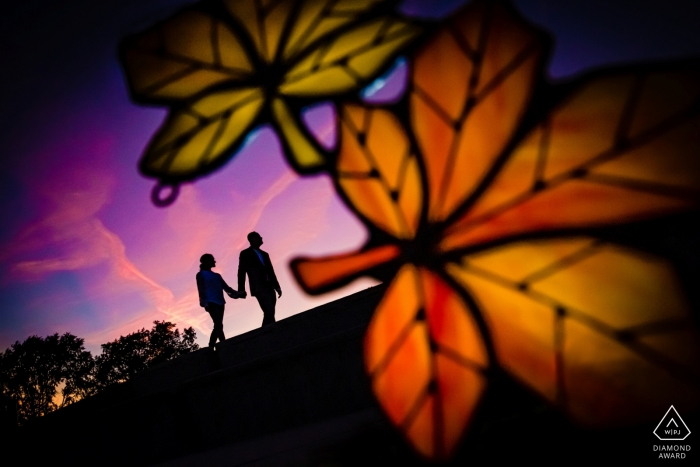 Fotografo di fidanzamento per Montrose Beach, Chicago | Una coppia che cammina al tramonto