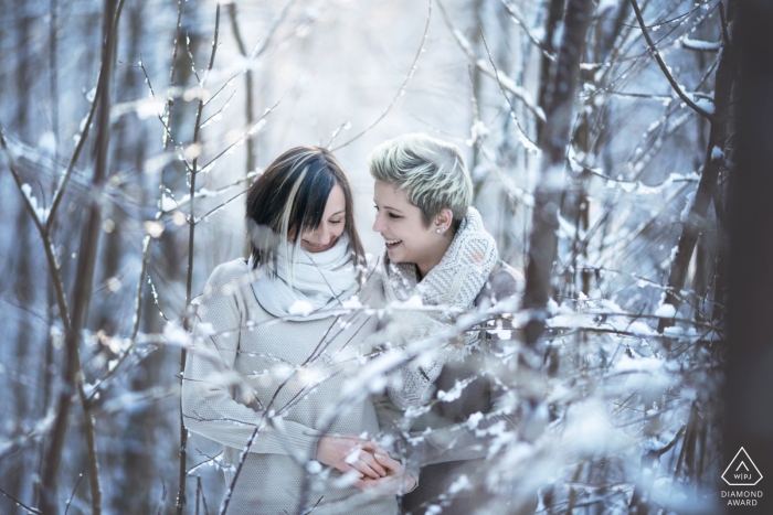Foto de: <a href="https://www.wpja.com/photos/diamond-award-top-wedding-engagement-photographer/2551691"> Tanja Ruderes - Graz Fotografía de compromiso en Thal bei Graz durante la primera nevada en un bosque cerca de Graz / Austria