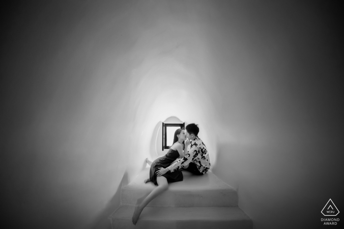 Foto door: <a href="https://www.wpja.com/photos/diamond-award-top-wedding-engagement-photographer/2551741"> Yudi Shao - Hangzhou Betrokkenheidsportret uit Santorini - Fotografie bevat: zwart en wit, paar, binnenshuis, venster