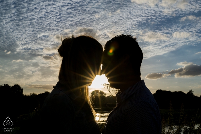 Fotógrafo de noivado para Kasteel Groot Buggenum Grathem, Países Baixos - silhueta de um casal de noivos ao pôr do sol