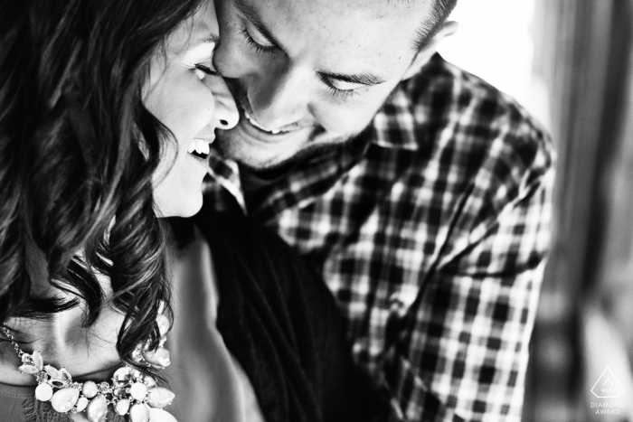 Photographie de fiançailles pour Buck's County, Pennsylvanie - L'image contient: noir et blanc, intime, couple fiancé