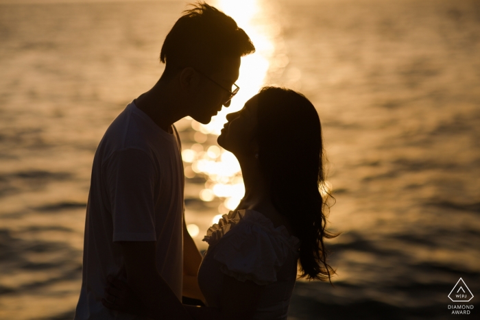 Portrait de fiançailles de Fujian, Chine - La photographie contient: coucher de soleil, plage, eau, baiser, silhouette, couple, fiancé, mariage