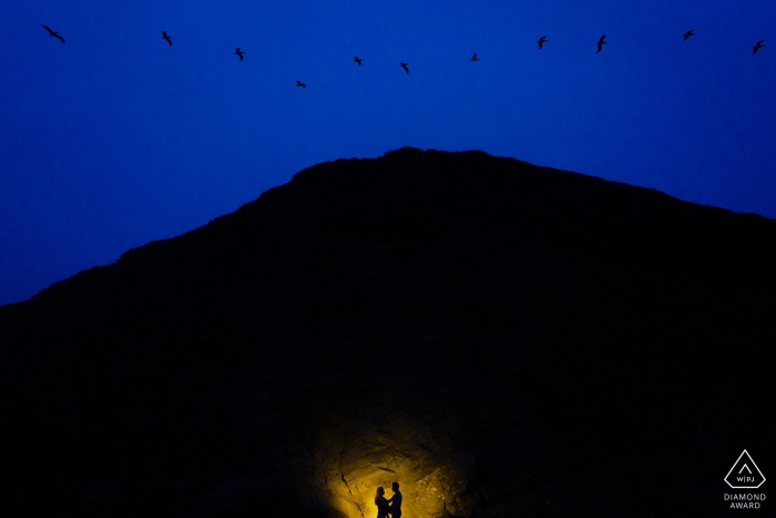 Portrait de fiançailles de boulanger plage san francisco avec des oiseaux