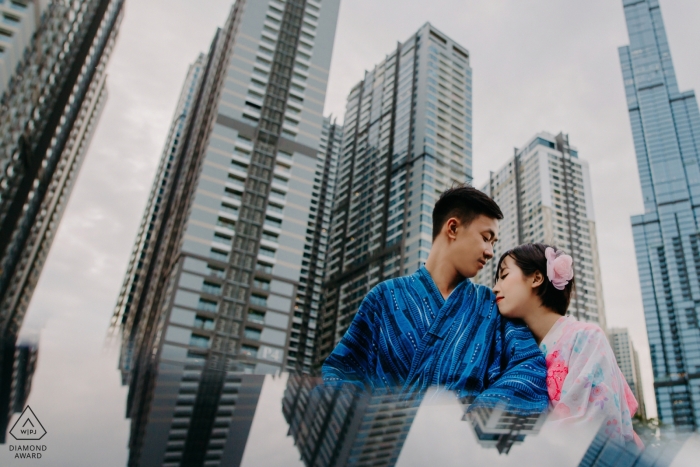 Fotos de noivado na cidade de Ho Chi Minh - A imagem contém: cidade, edifícios, urbano, reflexão