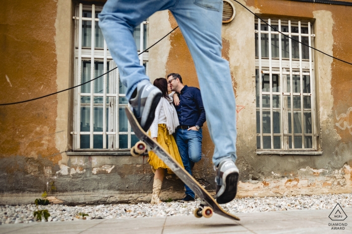 Photographe de fiançailles pour Ljubljana Slovénie - un patineur sautant devant le couple s'embrassant