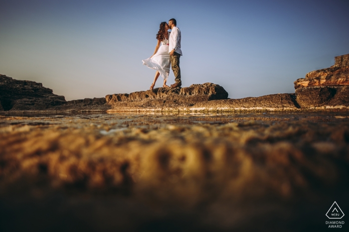 Fotógrafo de compromiso para Turquía Estambul | pareja besándose en la roca