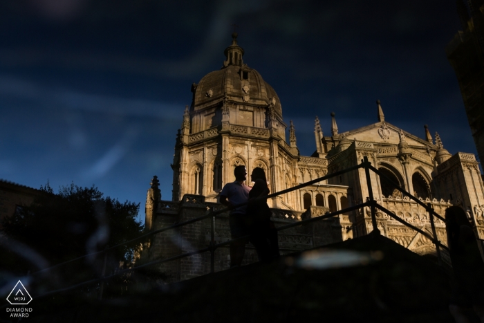 Photographie de fiançailles pour Tolède, Castille-La Manche (Espagne) avec réflexion des silhouettes de la cathédrale Photographie de fiançailles pour Tolède, Castille-La Manche (Espagne) | Reflet des silhouettes cathédrale