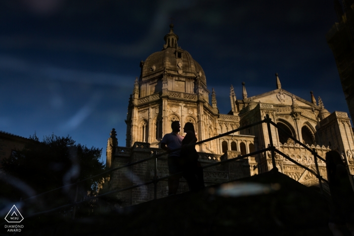 Fotografia de noivado em Toledo, Castilla-La Mancha (Espanha) | Reflexão de silhuetas de catedral