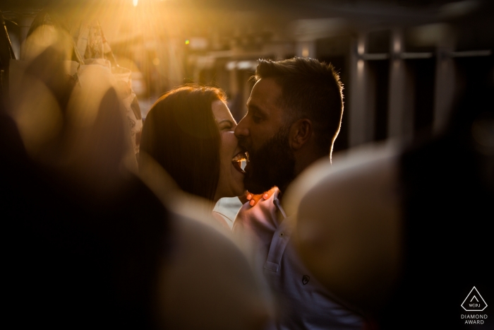 Foto por: <a href="https://www.wpja.com/photos/diamond-award-top-wedding-engagement-photographer/2551908"> Miguel Onieva - Madrid Madrid Retrato de compromiso de Toledo, Castilla-La Mancha (España) - pareja pasion besándose con puesta de sol detrás