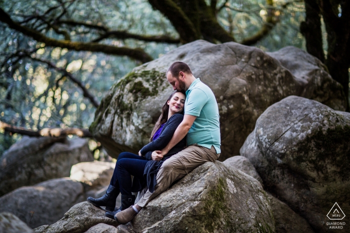 Foto di: <a href="https://www.wpja.com/photos/diamond-award-top-wedding-engagement-photographer/2551949"> Chris Shum - Sunnyvale California Ritratto di fidanzamento dal Castle Rock State Park, Los Gatos - La fotografia contiene un momento tranquillo nel maestoso bosco