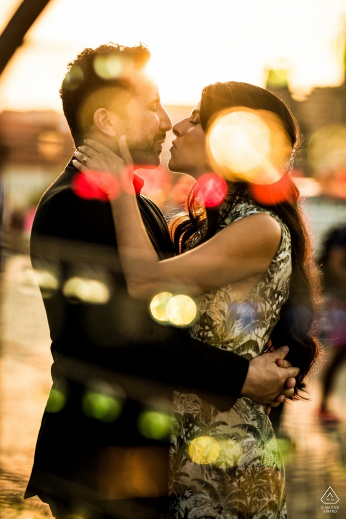 Photo: <a href="https://www.wpja.com/photos/diamond-award-top-wedding-engagement-photographer/2551968"> Matouš Bárta - Prague Photographie de fiançailles pour la République tchèque, Prague - Image tournée à travers les boucles d'oreilles