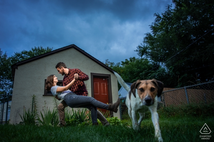 Photographie de fiançailles pour le Minnesota - Minneapolis | Couple dans la cour avec un chien