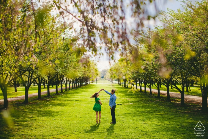 Foto door: <a href="https://www.wpja.com/photos/diamond-award-top-wedding-engagement-photographer/2552001"> Miguel Gonzalez - Abington Pennsylvania Betrokkenheidsportret uit Philadelphia - Het tuinbouwcentrum - Fotograaf "Ik zag de rij bomen en een standbeeld en klom erop om de hoogste foto te maken."