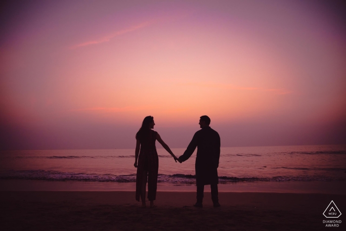 Cielo degli amanti di Mumbai - fotografia di impegno dalla spiaggia al tramonto