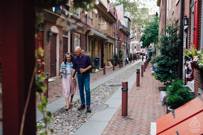 Die älteste Straße in Philadelphia – Paar spaziert während einer Verlobungsporträtsitzung durch das historische Viertel von Philadelphia