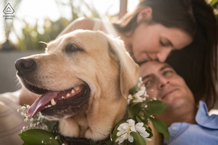 Foto von: <a href="https://www.wpja.com/photos/diamond-award-top-wedding-engagement-photographer/2552149"> Maik Dobiey - Santiago de Surco Lima Poseidon, Lima, Peru Verlobungssitzung mit dem Labrador des Paares am Strand
