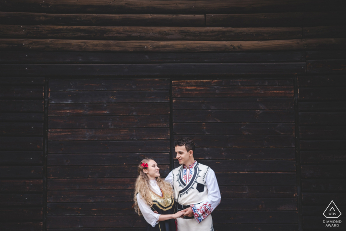 Borovets Bulgária retratos de noivado tradicional de um casal