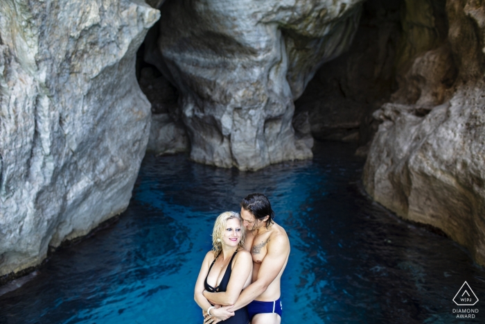 Egadi Island - Sicile Photographe avant le mariage: Une étreinte romantique pendant la séance photo d'engagement à Marettimo