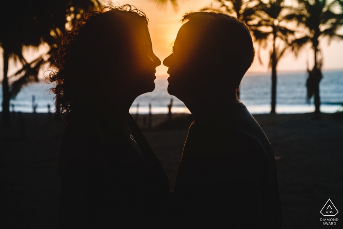 Photo du mariage devant le Brésil de Piaui sur la plage au coucher du soleil