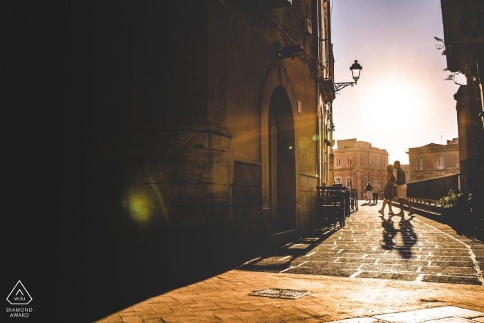 Ritratti pomeridiani di Siracusa di una coppia nelle strade illuminate dal sole