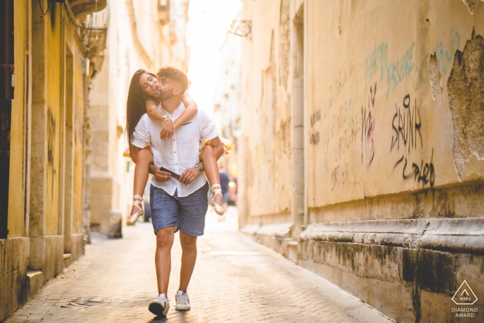 Pareja de Pachino caminando a cuestas por las calles durante la sesión de retratos antes de la boda