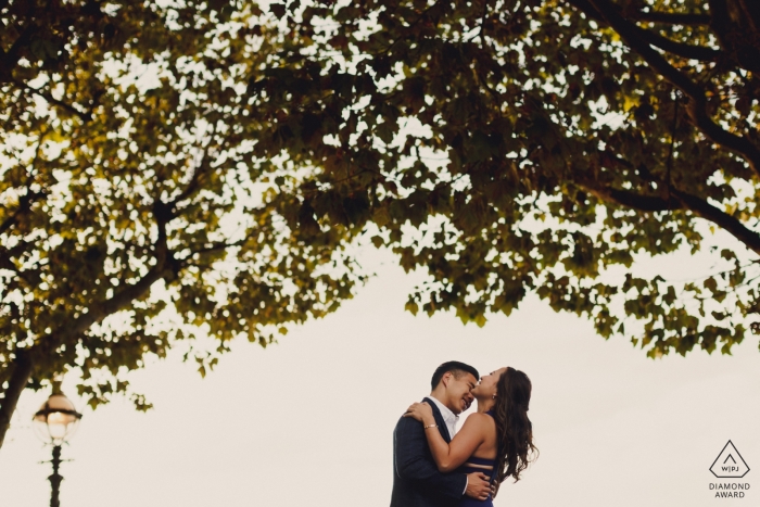 Foto: <a href="https://www.wpja.com/photos/diamond-award-top-wedding-engagement-photographer/2553336"> Ashley Davenport - Castle Dongington Derbyshire London-Paarporträt mit Bäumen um sie
