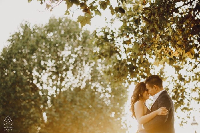 Foto: <a href="https://www.wpja.com/photos/diamond-award-top-wedding-engagement-photographer/2553341"> Ashley Davenport - Castle Dongington Derbyshire Küssende Porträts der London-Paare - Verpflichtungsphotographie in der Sonne