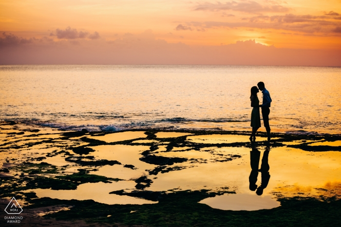 Bali, Indonésie Couple au coucher du soleil au bord de la mer lors d'une séance de portrait avant le mariage