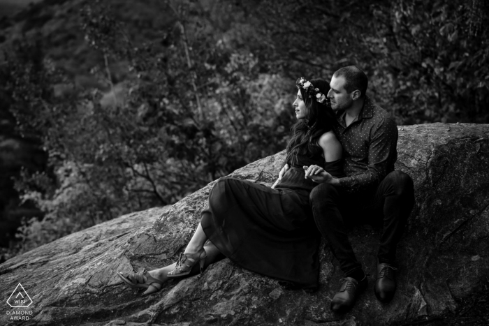 Mont Sourire, Quebec Engagement Shoot - Foto en blanco y negro de una pareja comprometida sentada en una roca en la cima de una montaña