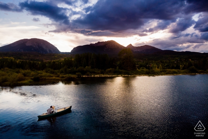 CO Couple faisant du canoë au coucher du soleil devant le mont Buffalo à Silverthorne.