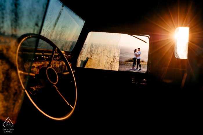 Foto von: <a href="https://www.wpja.com/photos/diamond-award-top-wedding-engagement-photographer/2554125"> Claudiu Negrea - Arad Arad Arad PreWedding Portraits - Foto aufgenommen während der Verlobungssitzung am Nachmittag mit einem alten LKW