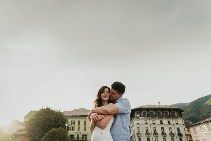 Foto por: <a href="https://www.wpja.com/photos/diamond-award-top-wedding-engagement-photographer/2554508"> Federica Ariemma - Napoli Napoli COMPROMISO DEL LAGO DE COMO - Retratos antes de la boda de una pareja abrazándose