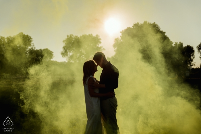 Sesión de compromiso de Puglia con sol de la tarde y humo verde