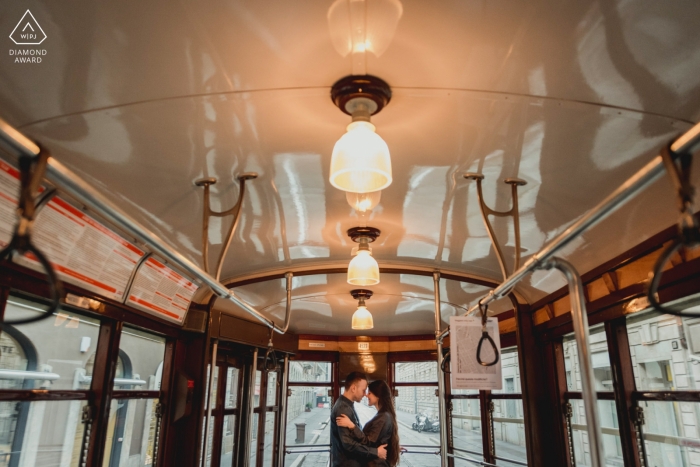 fotografia de noivado milano de dentro de ônibus velho